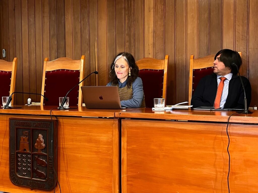Foto de la decana Daniela Accatino, y el prodecano Felipe Paredes de la Facultad de Ciencias Jurídicas y Sociales de la UACh, en el taller Data Justa.