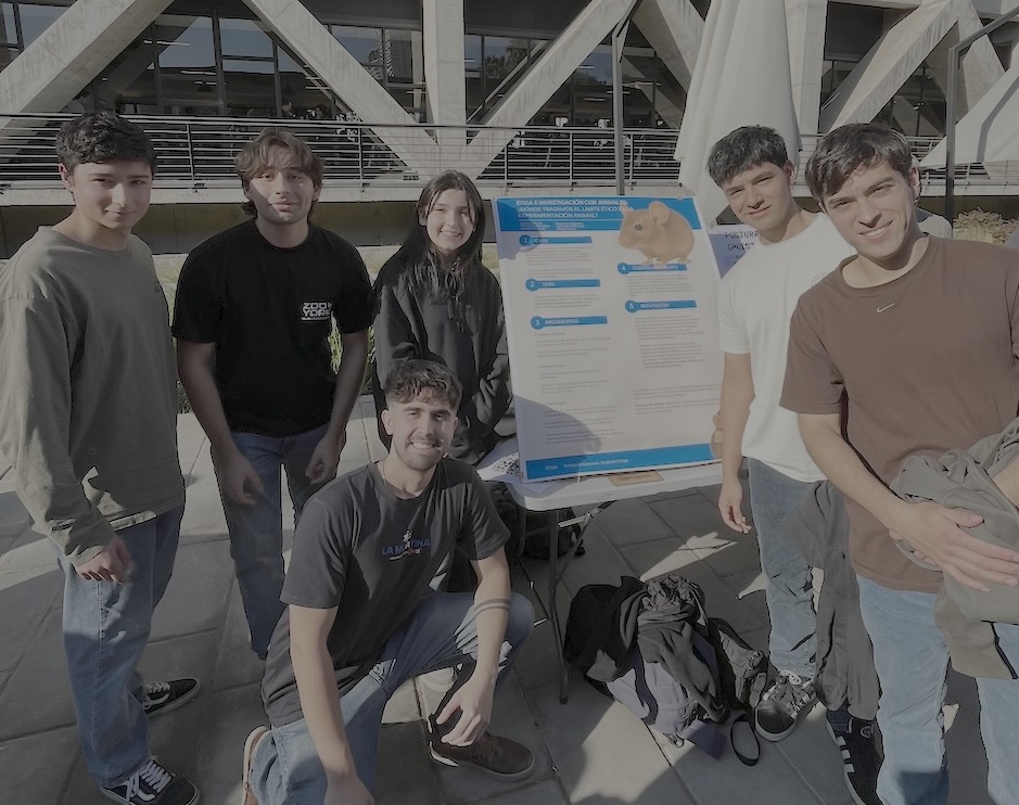 Foto de los estudiantes del curso Ética para Ingeniería en la Feria de Pósters.