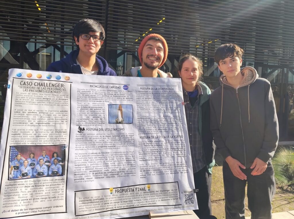 Foto de los estudiantes del curso Ética para Ingeniería en la Feria de Pósters.