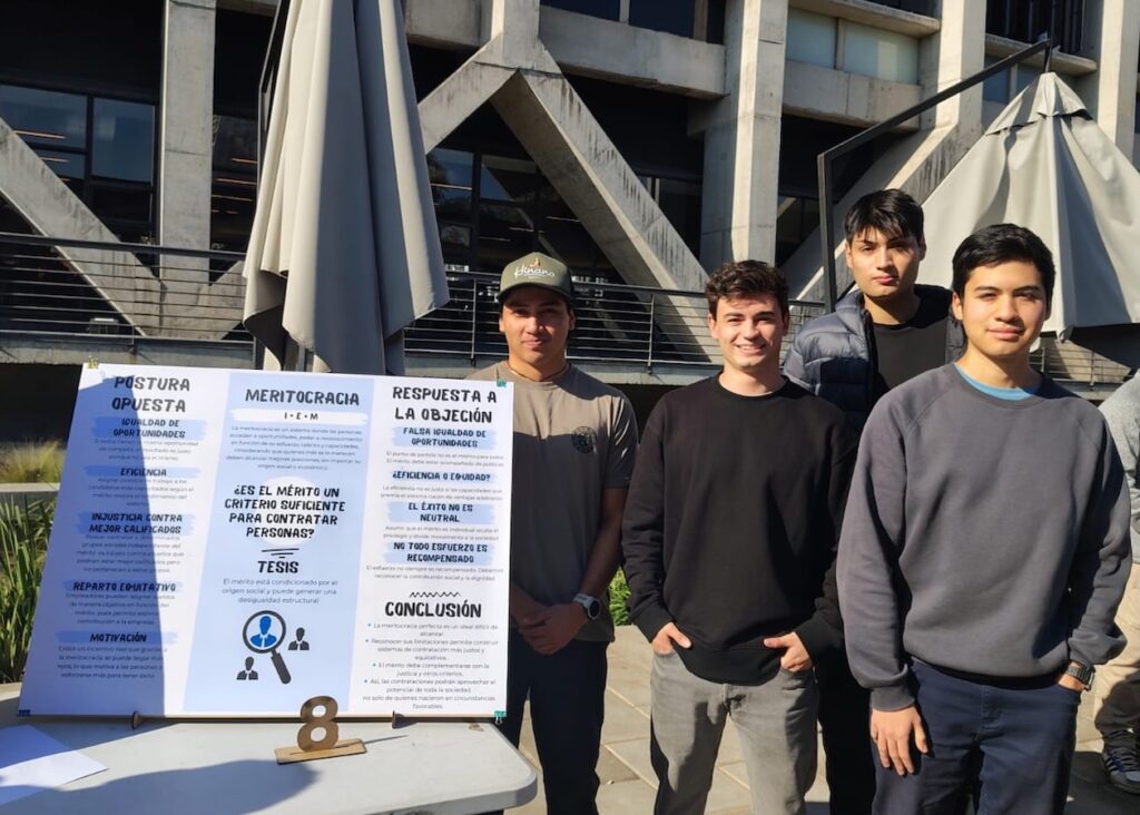 Foto de los estudiantes del curso Ética para Ingeniería en la Feria de Pósters.