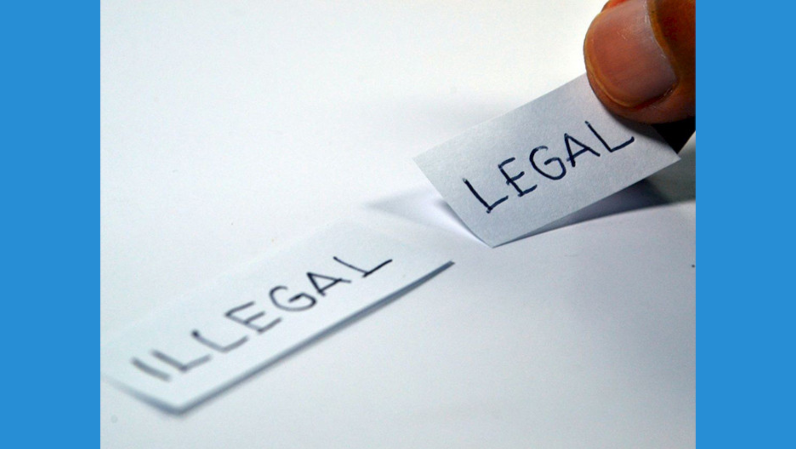 Gráfica con el fondo celeste y una foto con fondo blanco, en el centro, en la que hay un papel con la palabra Illegal, al lado izquierdo, y una mano con un papel con la palabra Legal, en el lado derecho.