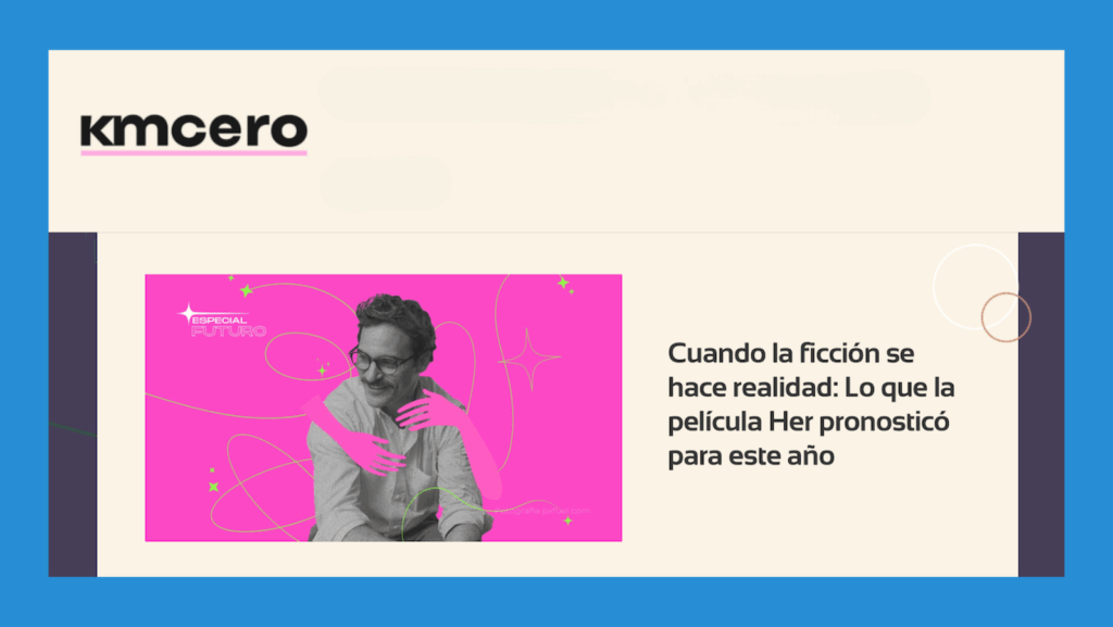 Gráfica con el fondo celeste, en el centro un print de pantalla de la revista kmcero con el fondo color crema, en el lado superior izquierdo el logo de kmcero, abago la imagen del actor Joaquin Phoenix en la pelicula Her, con el fondo rosado, sentado y dos brazos rosados hechos con IA lo abrazan. Y al lado derecho, el texto: Cuando la ficción se hace realidad: Lo que la película “Her” pronosticó para este año.