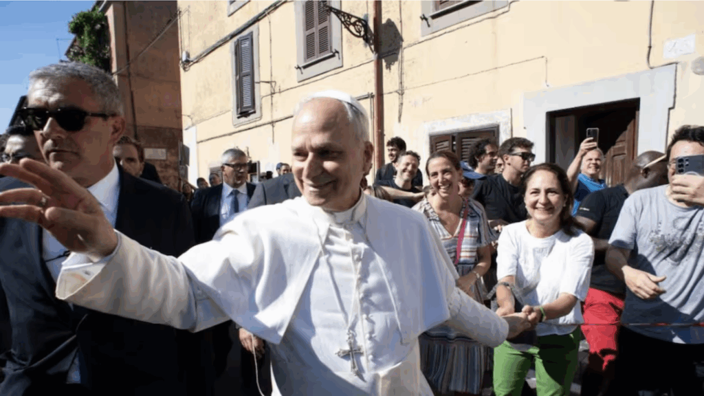 Foto del Papa León XIV en medio de una multitud de gente en las calles.