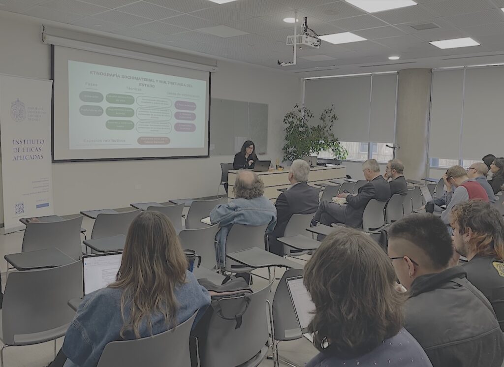 Foto de la presentación de la académica Oriana Bernasconi en el Ciclo de Conferencias en Éticas Aplicadas del IEA UC.