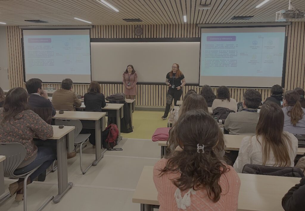 Foto de la presentación de la académica Gabriela Arriagada y la asesora de innovación en educación, Camila Barahona, en el Seminario de Innovación e Investigación Docente UC.