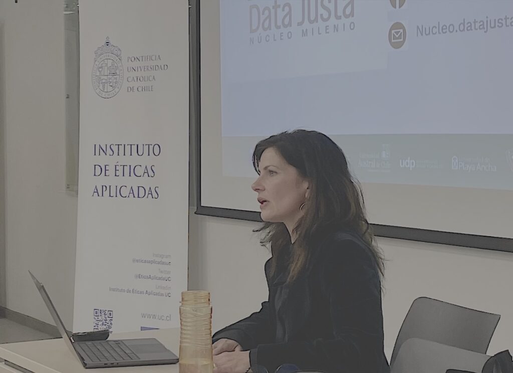 Foto de la académica Oriana Bernasconi en su presentación en el Ciclo de Conferencias en Éticas Aplicadas UC.