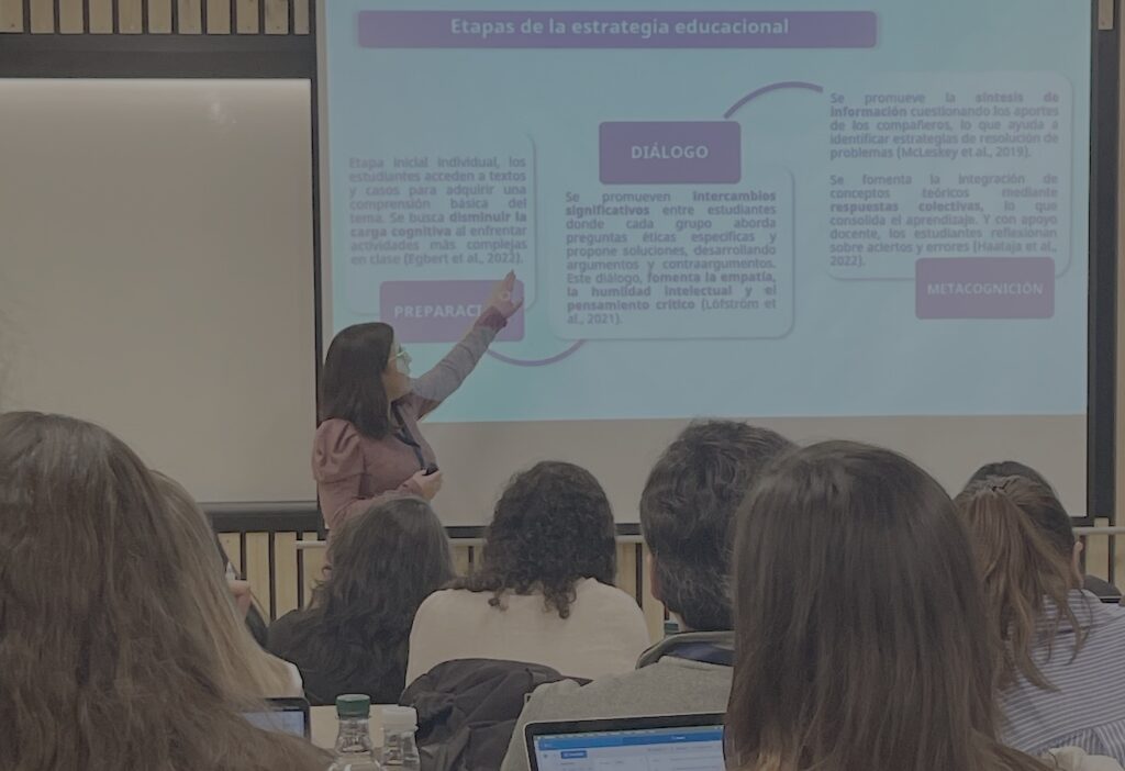 Foto de la asesora de innovación en educación, Camila Barahona, en su ponencia en el Seminario de Innovación e Investigación Docente UC.