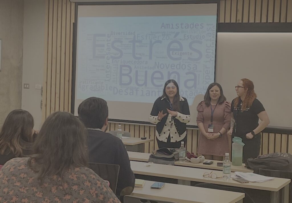 Foto de la presentación de la académica Gabriela Arriagada, la asesora de innovación en educación, Camila Barahona, y María Fernanda Rodríguez en el Seminario de Innovación e Investigación Docente UC.