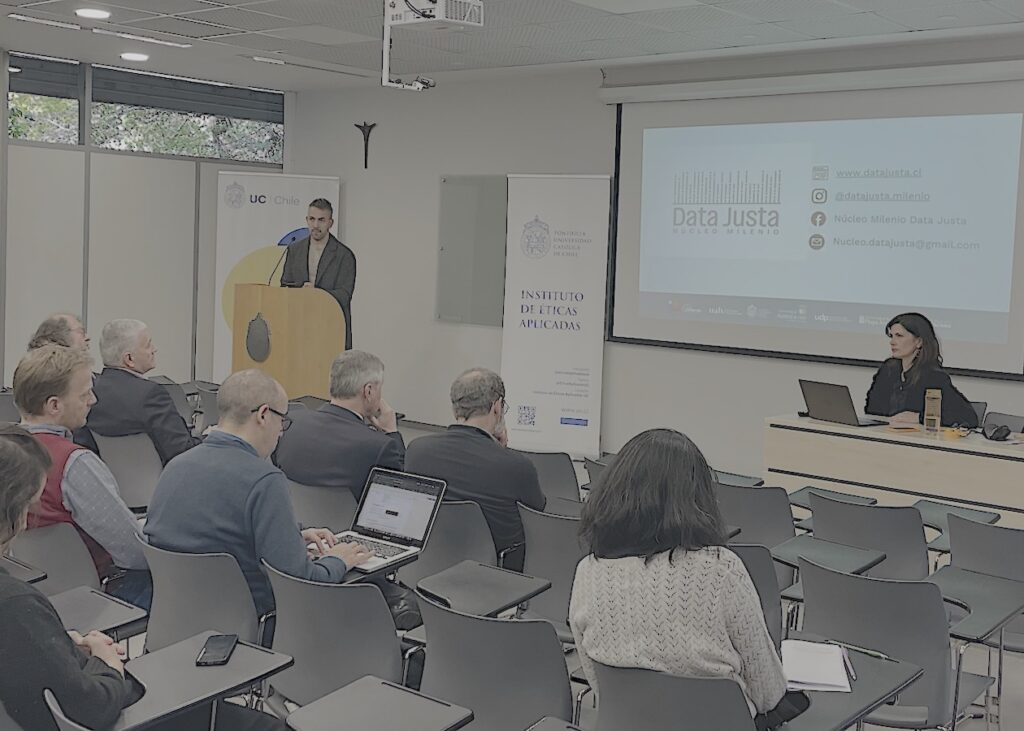 Foto de la presentación de la académica Oriana Bernasconi en el Ciclo de Conferencias en Éticas Aplicadas UC.