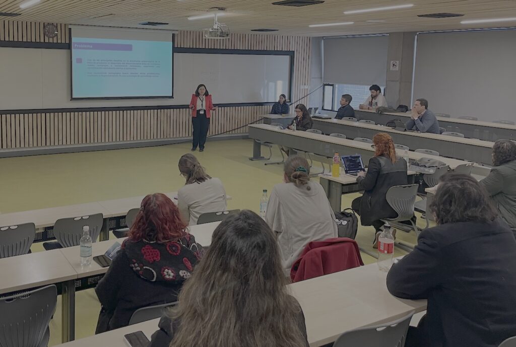 Foto de la asesora de innovación en educación, Camila Barahona, en su ponencia en el Seminario de Innovación e Investigación Docente UC.