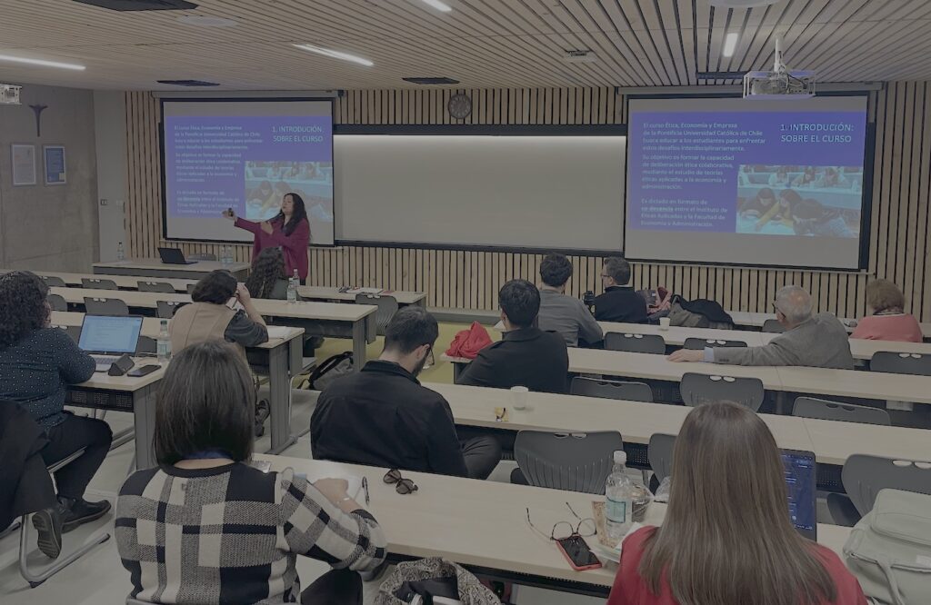 Foto de la académica Alejandra Marinovic en su ponencia en el Seminario de Innovación e Investigación Docente UC.