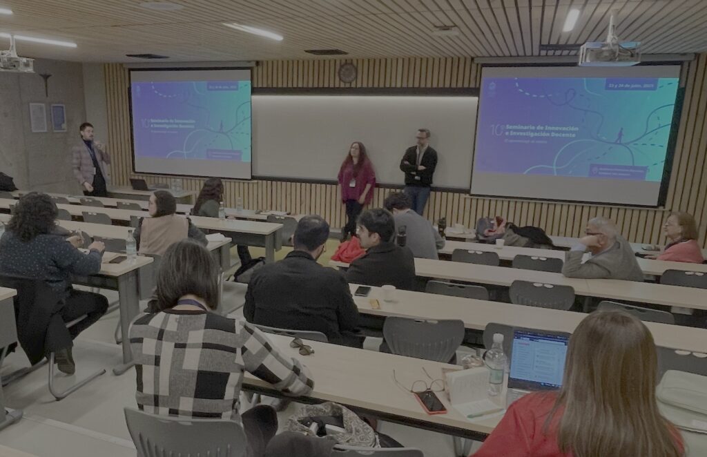 Foto de la académica Alejandra Marinovic junto al académico Cristián Ramírez en su ponencia en el Seminario de Innovación e Investigación Docente UC.