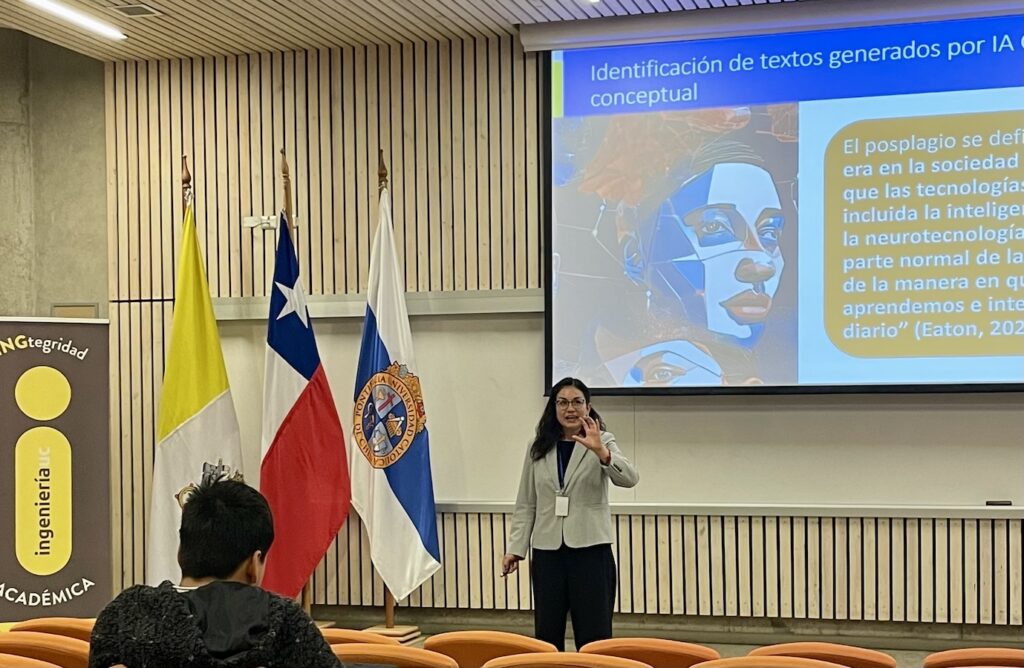 Foto de la académica Beatriz Moya en su presentación en el Congreso chileno de integridad académica de Ingeniería UC, en el Día de la Integridad Académica.