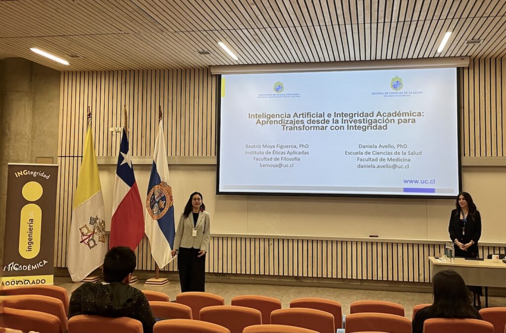 Foto de la académica Beatriz Moya en su presentación en el Congreso chileno de integridad académica de Ingeniería UC, en el Día de la Integridad Académica.
