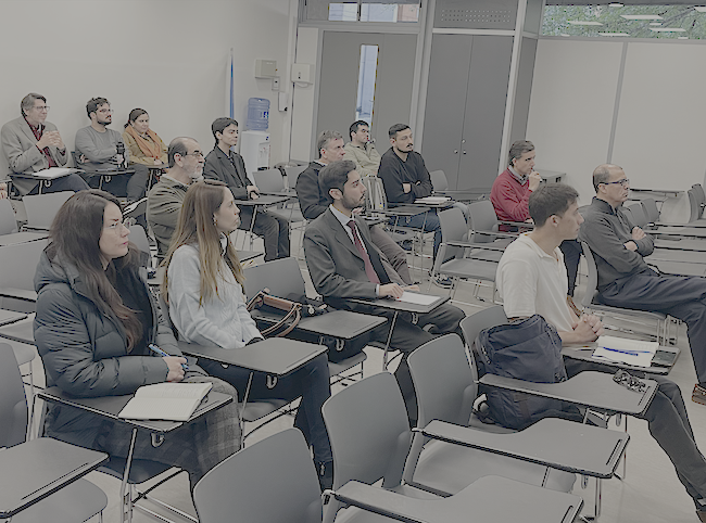 Foto de los asistentes a la presentación del académico Cristián Rettig en el Ciclo de Conferencias en Éticas Aplicadas del IEA UC.