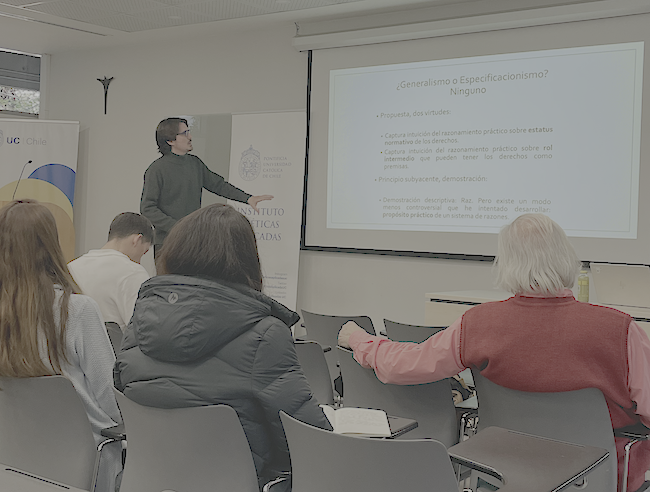 Foto de la presentación del académico Cristián Rettig en el Ciclo de Conferencias en Éticas Aplicadas del IEA UC y sus asistentes.