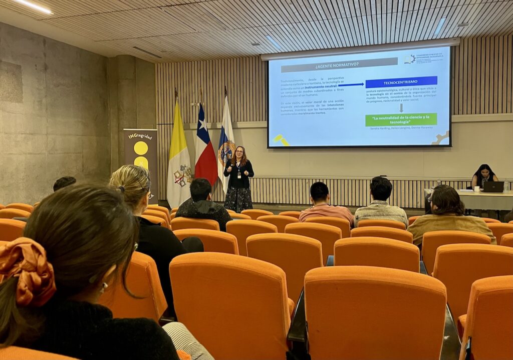 Foto de la académica Gabriela Arriagada en su presentación en el Congreso chileno de integridad académica de Ingeniería UC, en el Día de la Integridad Académica.