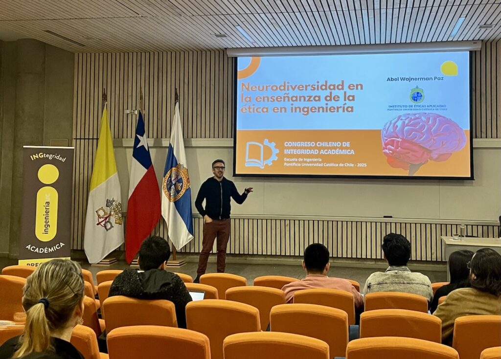 Foto del académico Abel Wajnerman  en su presentación en el Congreso chileno de integridad académica de Ingeniería UC, en el Día de la Integridad Académica.