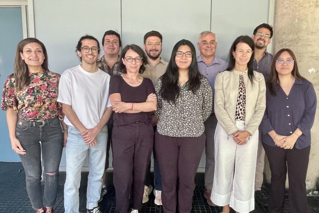 Foto de la primera generacion de estudiantes del Magíster en Éticas Aplicadas.