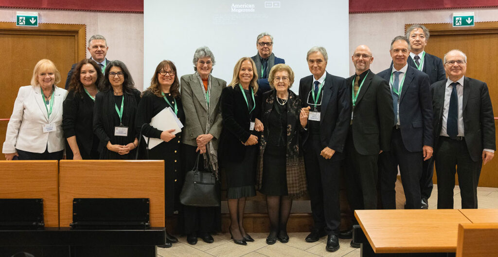 Foto de la editora del libro, Anna Maria Tarantola, junto a sus coautores.