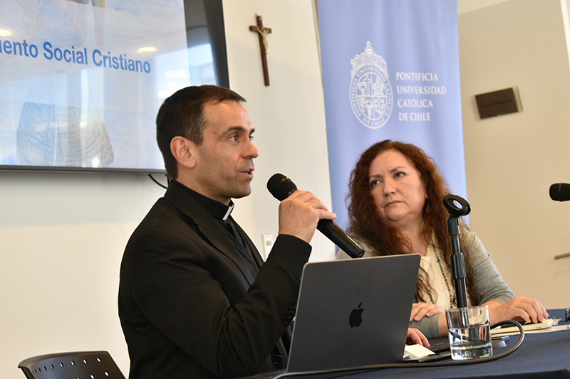 Foto del académico Cristian Mendoza y la académica Alejandra Marinovic en la conferencia “La pobreza como problema humano: Relaciones de escasez entre bienes materiales, racionales y espirituales”.