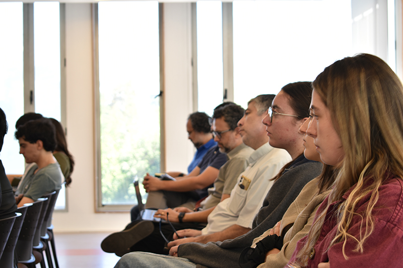 Foto de los asistentes a la conferencia “La pobreza como problema humano: Relaciones de escasez entre bienes materiales, racionales y espirituales”.
