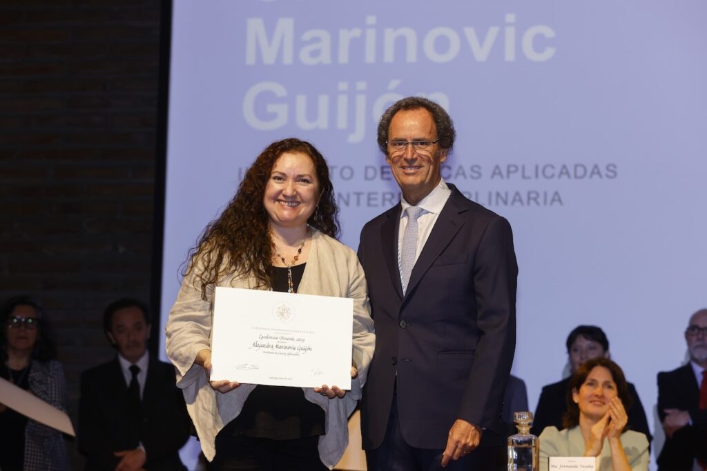 Foto de la académica del IEA, Alejandra Marinovic, junto al rector UC Juan Carlos de la Llera, en la entrega de los Premios PRED.