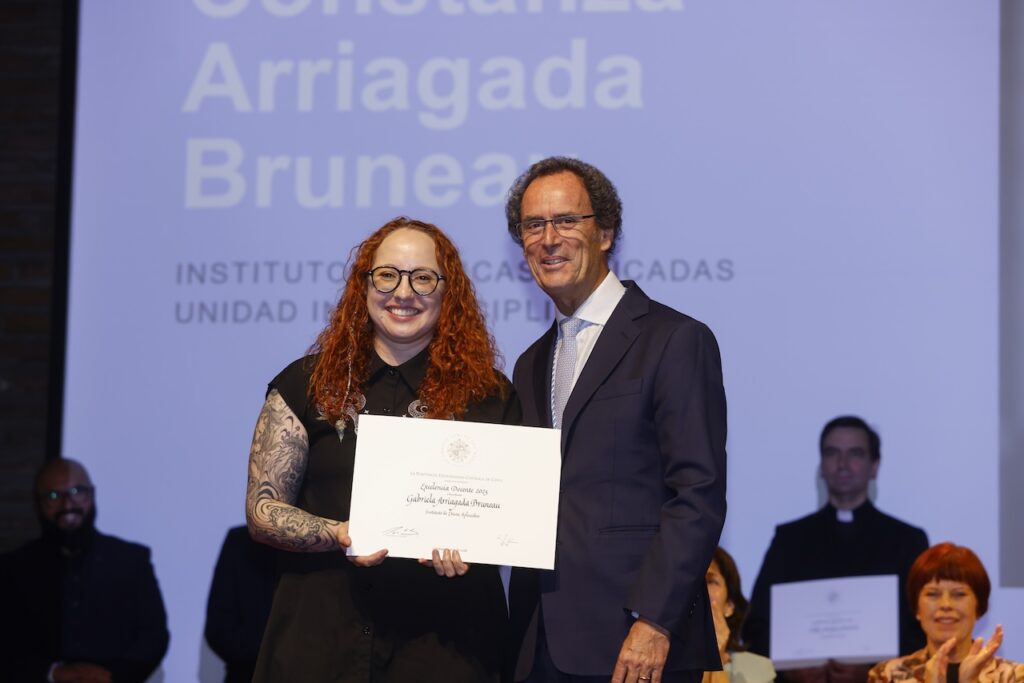 Foto de la académica del IEA, Gabriela Arriagada, junto al rector UC Juan Carlos de la Llera, en la entrega de los Premios PRED.