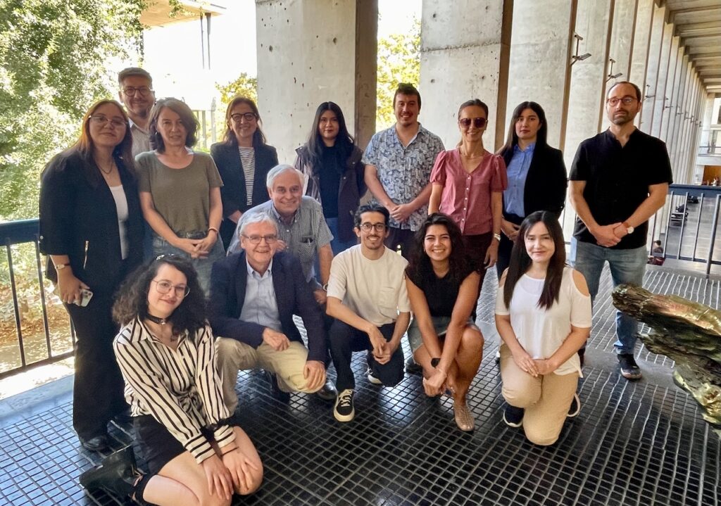 Foto de los estudiantes de la primera y segunda generación del Magíster en Éticas Aplicadas UC.