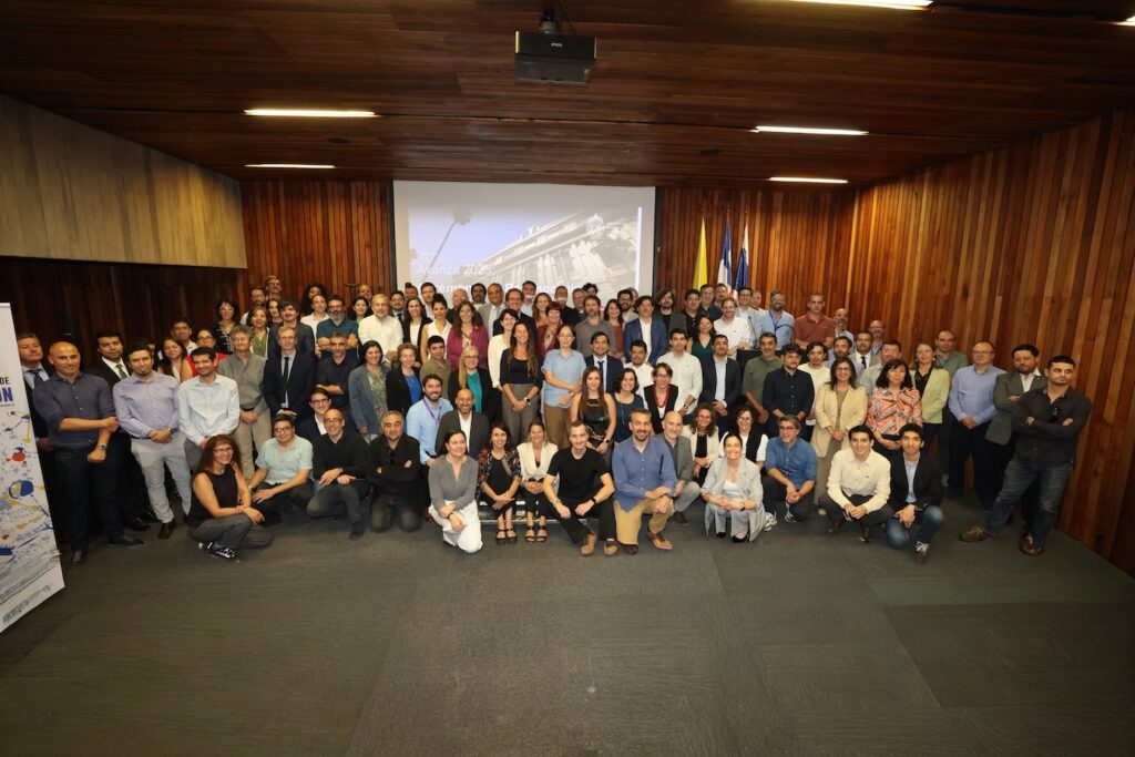 Foto de la entrega de reconocimiento del concurso Avanza UC, a la que asistió el académico del IEA, Abel Wajnerman.
