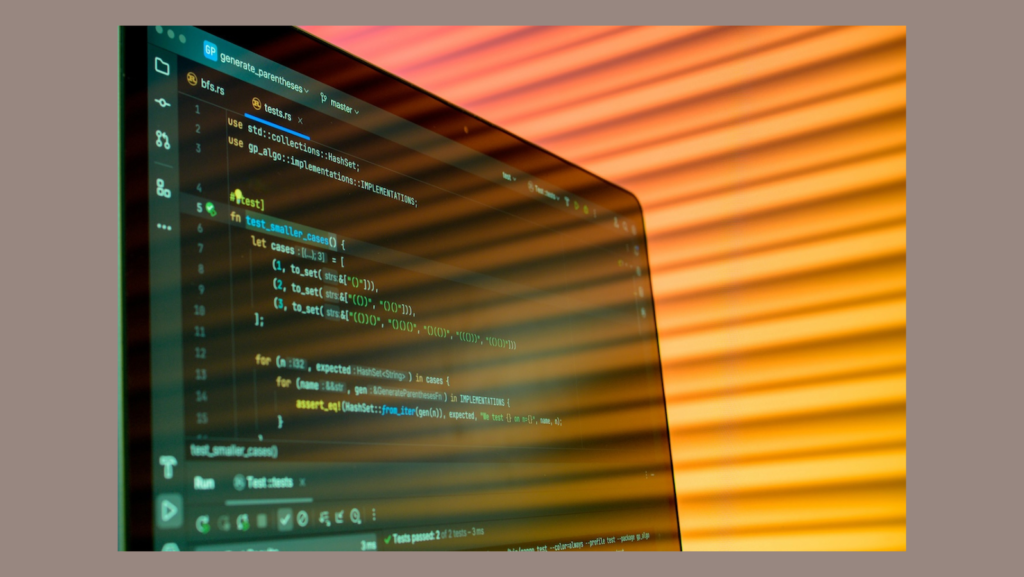 Gráfica con el fondo naranjo pálido y en el centro la imagen de la pantalla de una laptop, en la que aparecen códigos web. Y el fondo, en el lado derecho, cambia de naranjo a amarillo, de arriba a abajo.