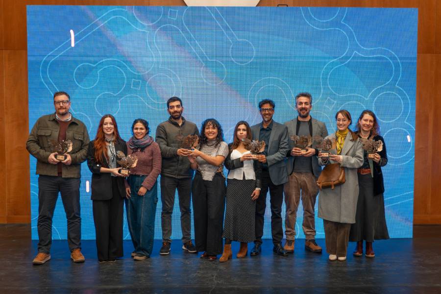 Foto de los ganadores del Premio Cultura Científica 2026. En el lado derecho de la imagen, el académico del Instituto de Éticas Aplicadas UC, Abel Wajnerman.