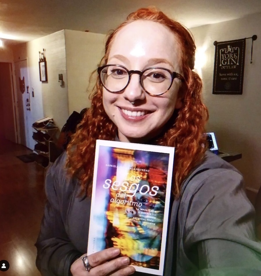 Foto de la académica del IEA, Gabriela Arriagada con su libro Los sesgos del algoritmo.