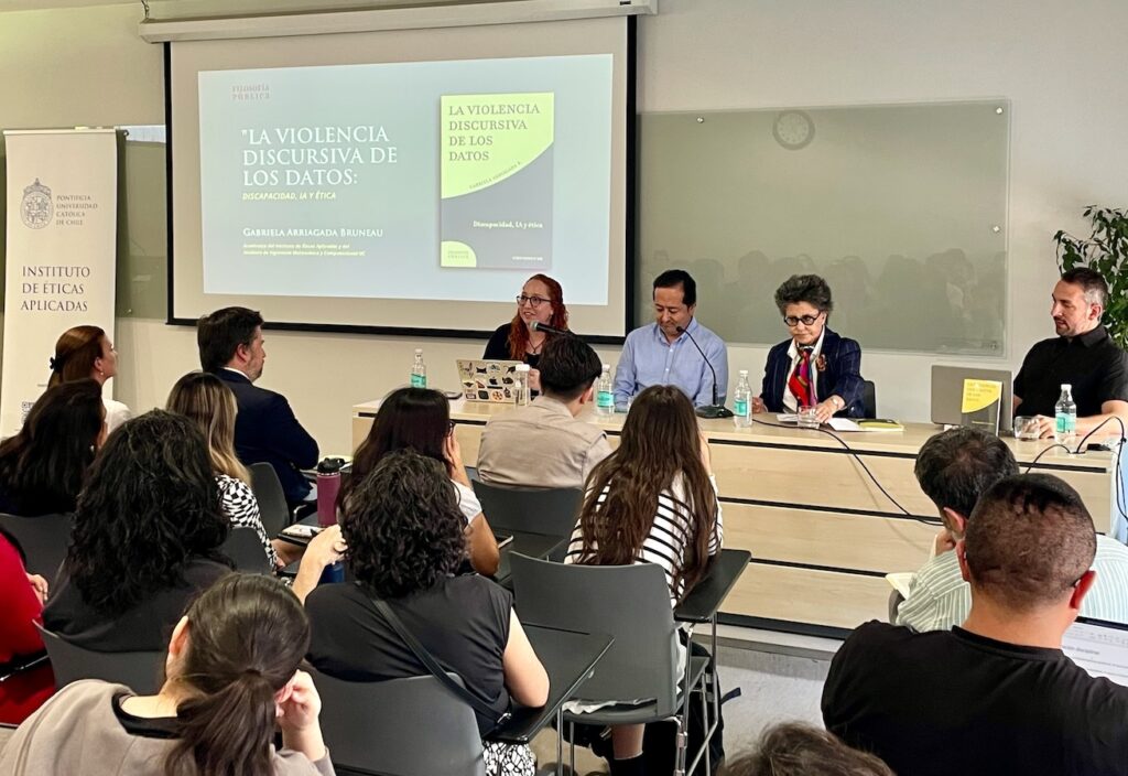 Foto de la académica del IEA, Gabriela Arriagada, en el lanzamiento del libro La violencia discursiva de los datos.