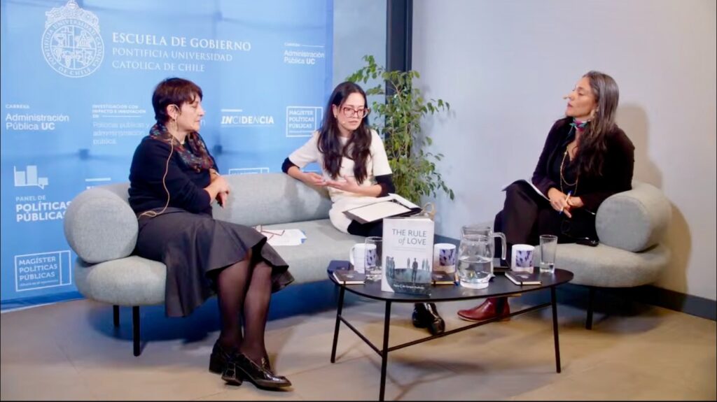 Foto de la académica del IEA, Thana de Campos, en el lanzamiento del libro The Rule of Love, junto a la exministra de Salud, Ximena Aguilera y Caridad Merino de la Escuela de Gobierno UC.