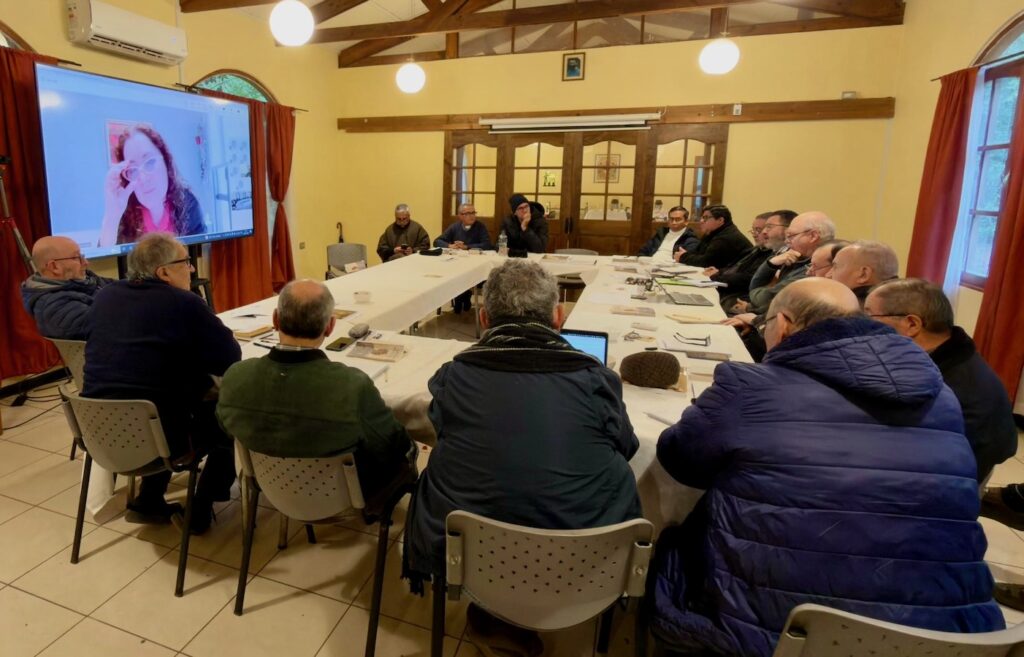 Foto de la presentación de la académica del IEA, Alejandra Marinovic, en la Formación permanente del Clero de Linares 2026.