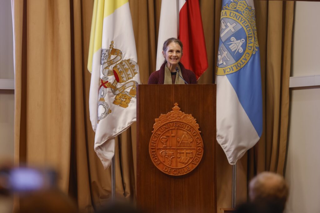 Foto de la Dra. Sabina Alkire en su presentación.