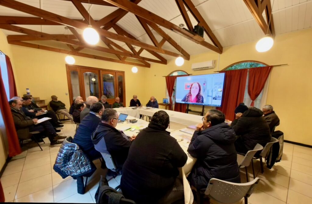 Foto de la presentación de la académica del IEA, Alejandra Marinovic, en la Formación permanente del Clero de Linares 2026.
