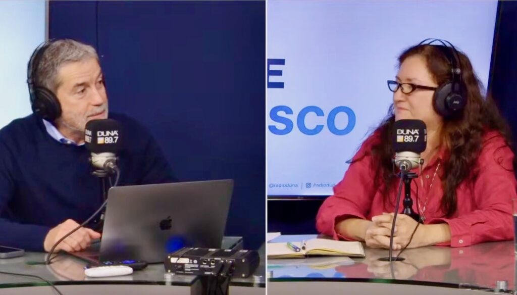 Imagen de la entrevista de la académica Alejandra Marinovic en el programa “Aire Fresco” de Radio Duna.