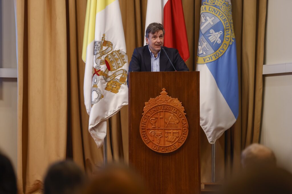 Director del Instituto de Éticas Aplicadas, Juan Larraín, en sus palabras de bienvenida.