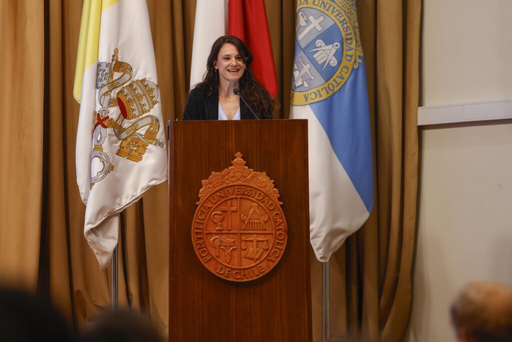 La directora de la Escuela de Gobierno UC, Andrea Repetto, en sus palabras de bienvenida.